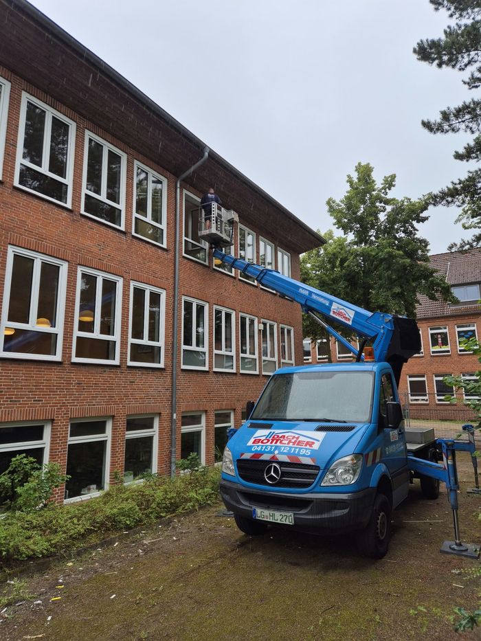 Hubarbeitsbühne vor einer Schule in Lüneburg, Ziegelbau mit langer Fensterreihe