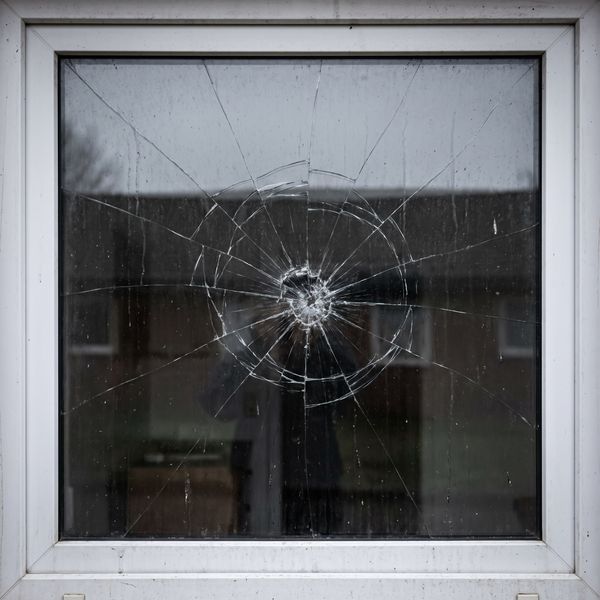 Gesprungene Fensterscheibe mit sternförmigem Riss